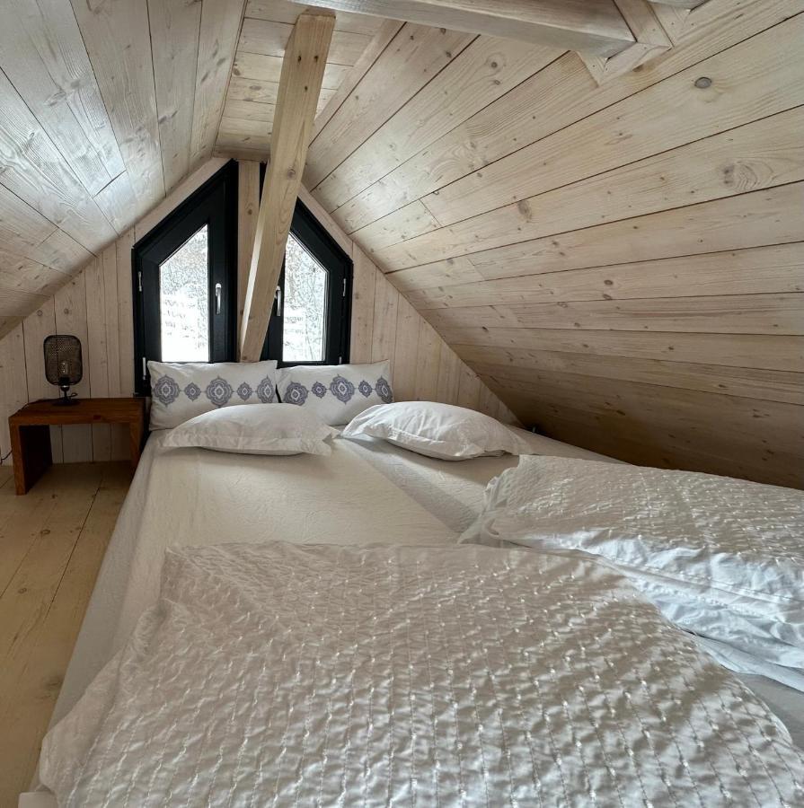 فيلا Bramble Tiny House Zărneşti المظهر الخارجي الصورة